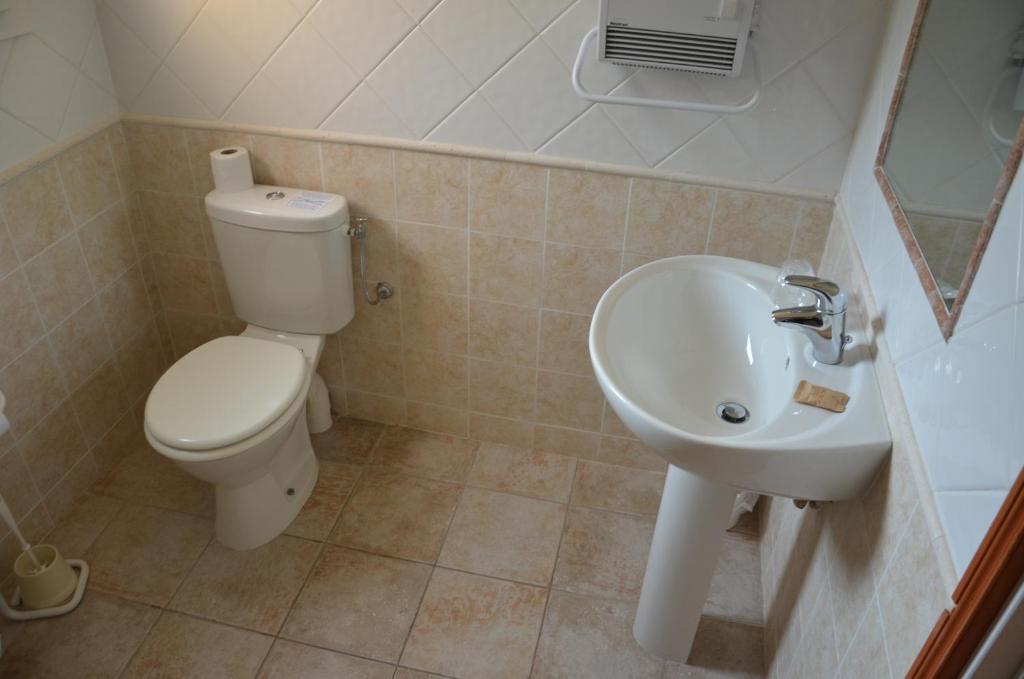 Les Rives Du Loup Hotell Tourrettes-sur-Loup Rum bild
